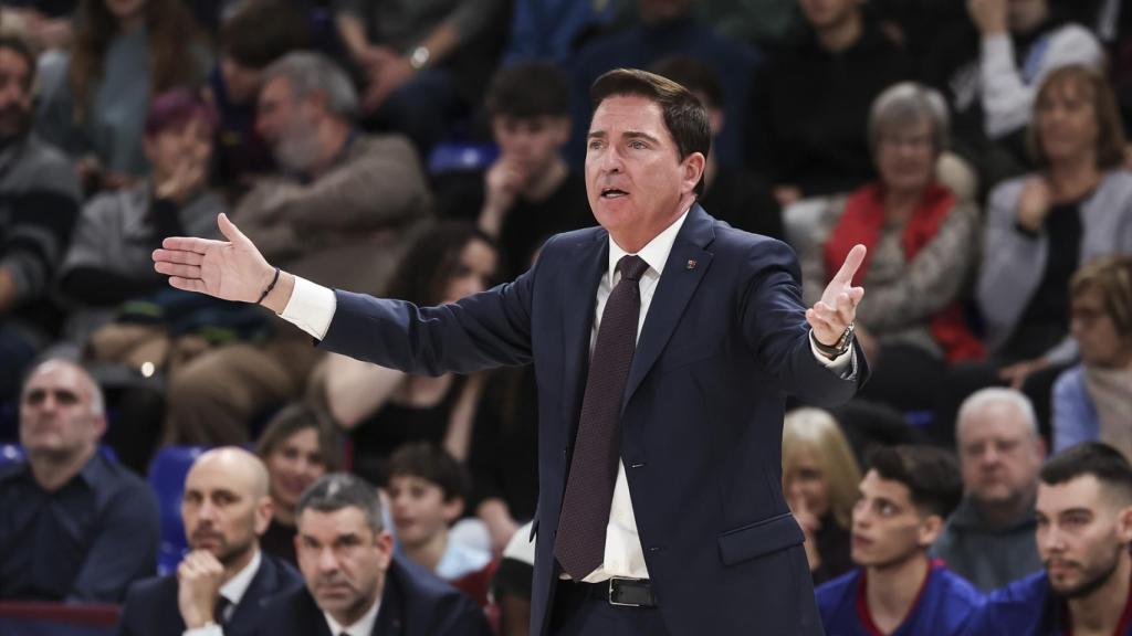 Xavi Pascual da instrucciones a los jugadores durante un partido del Barça.