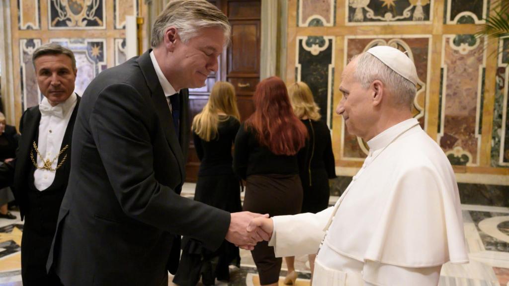 El eurodiputado Antonio López-Istúriz saluda al papa León XIV durante la recepción del grupo del Partido Popular Europeo en el Vaticano.