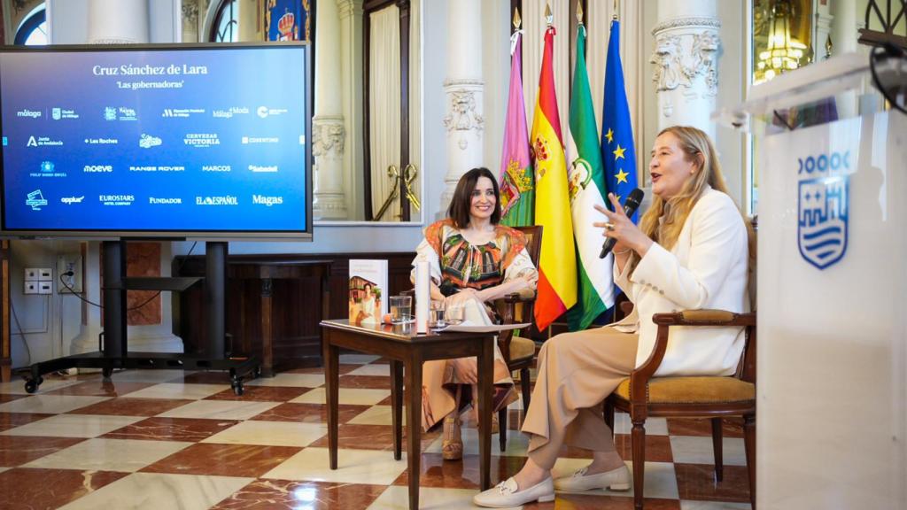 Luz Gabás y Cruz Sánchez de Lara en el Salón de los Espejos del Ayuntamiento de Málaga.