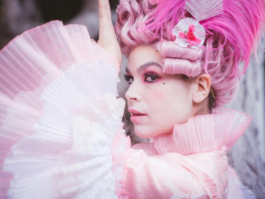 El maquillaje y la peluca de Cósima, en rosa, aportan un aire teatral.