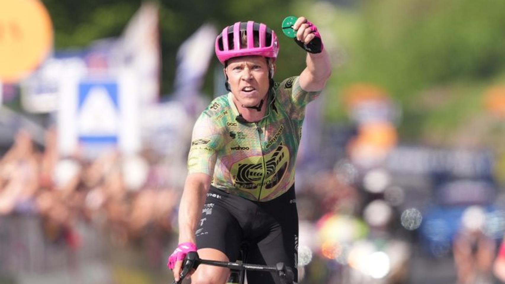 Michael Valgren celebra su victoria en el Giro de Italia.