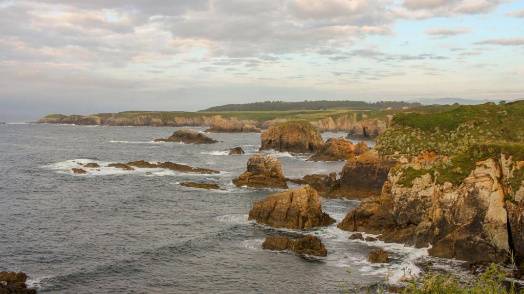 Pintoresca costa de Tapia de Casariego en Asturias, norte de España