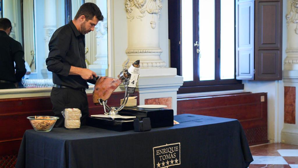 Los asistentes degustaron jamón de Enrique Tomás.