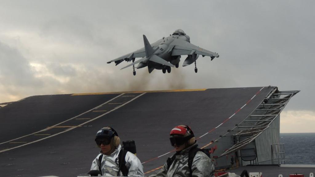 Un Harrier despegando del buque 'Juan Carlos I' en una imagen de archivo.
