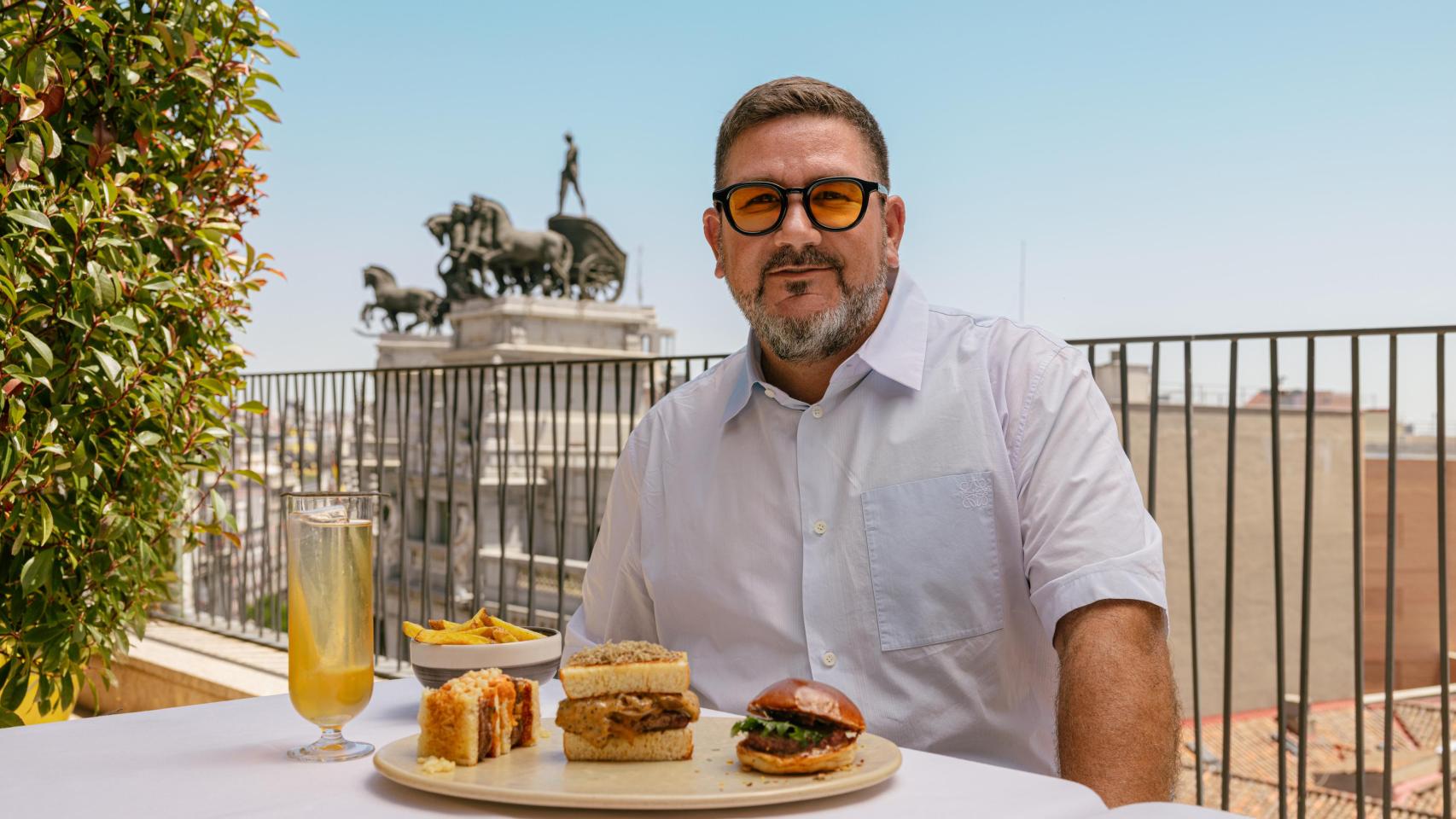 Dani García con su nuevo menú de hamburguesas en Dani Brasserie, este miércoles.