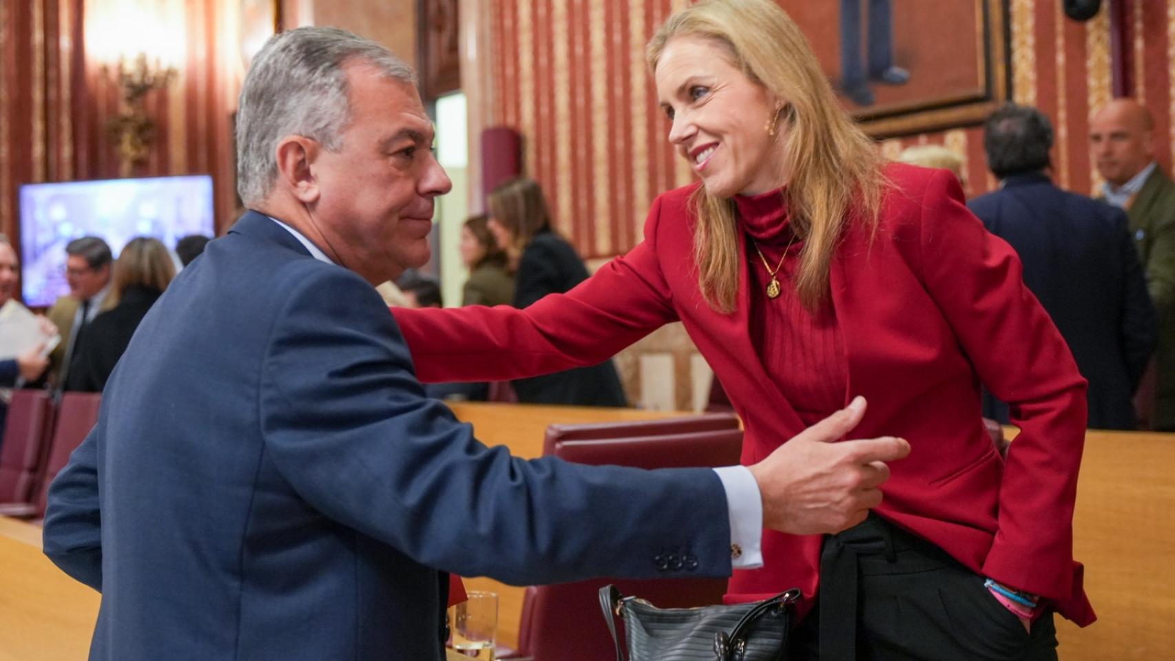 El alcalde de Sevilla, José Luis Sanz, y la portavoz de Vox en el Ayuntamiento, Cristina Peláez
