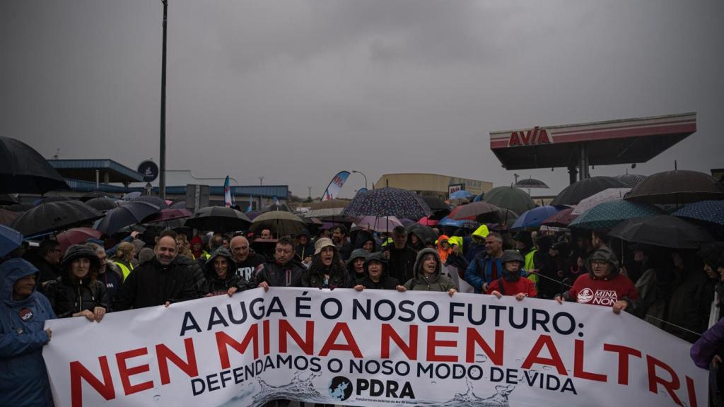 Decenas de personas durante una nueva manifestación contra Altri, a 22 de marzo de 2025, en Pobra do Caramiñal, A Coruña, Galicia (España)