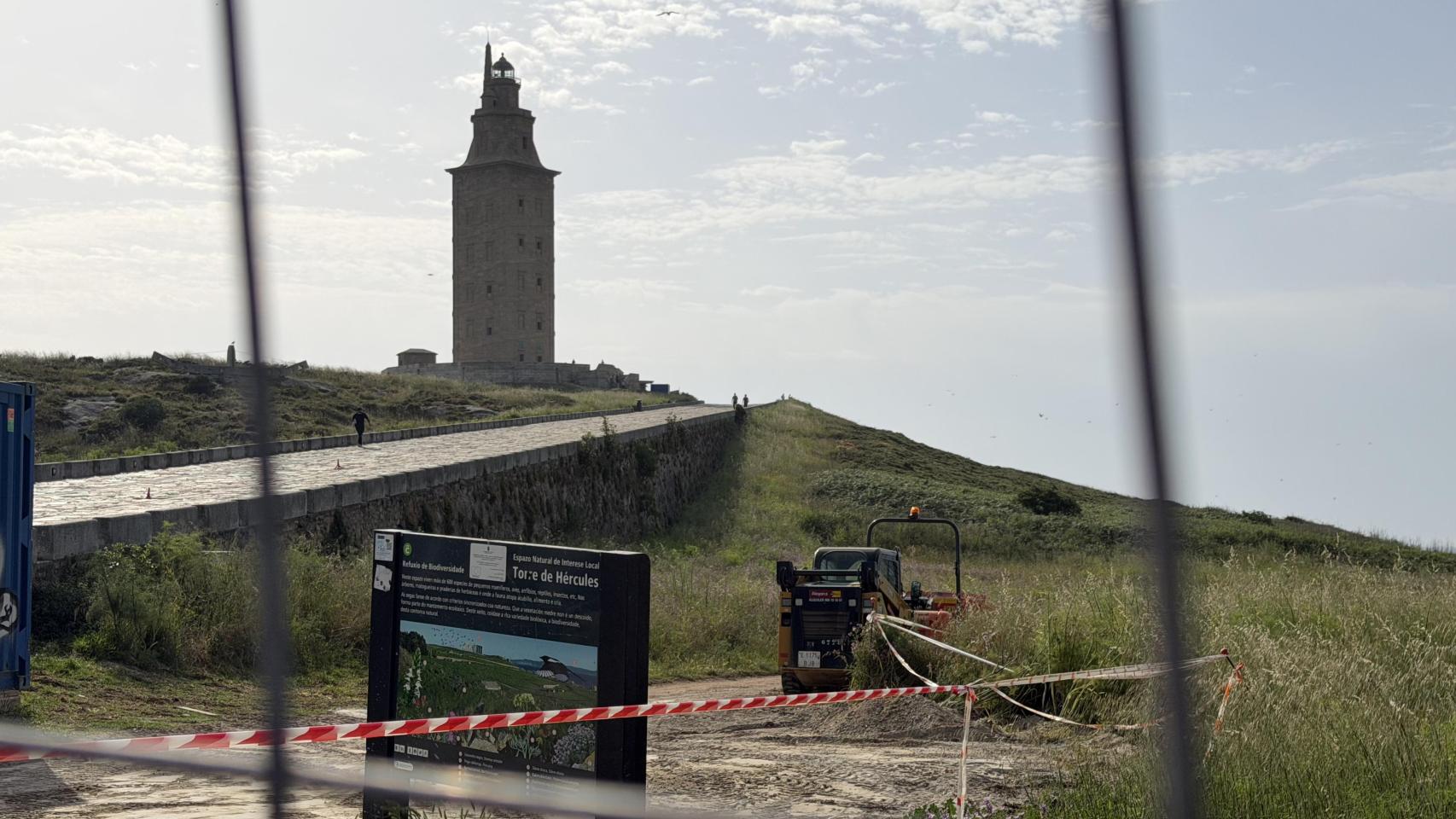 Obras en el entorno de la Torre de Hércules de A Coruña a mayo de 2026.