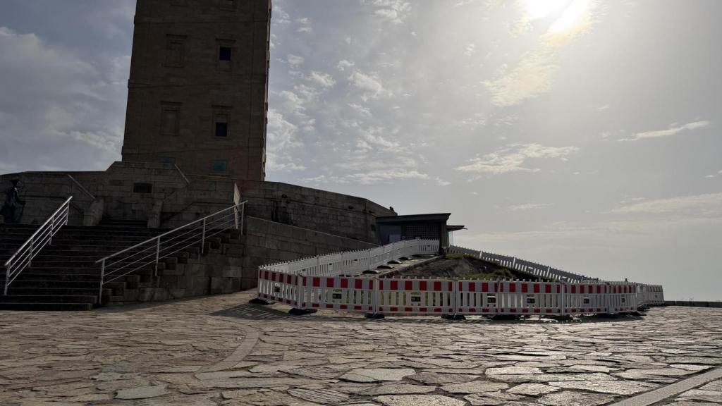 Vallas de obra junto a la entrada de la Torre de Hércules.