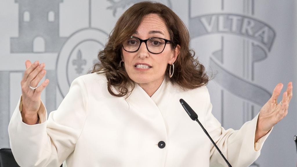 La ministra de Sanidad, Mónica García, durante una rueda de prensa, en el Complejo de la Moncloa.