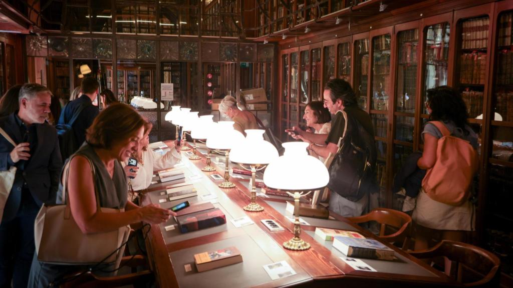 Vista de la exposición de ediciones internacionales de 'La sombra del viento, de Carlos Ruiz Zafón, en el Ateneo Barcelonés. Foto: Javier Ocaña