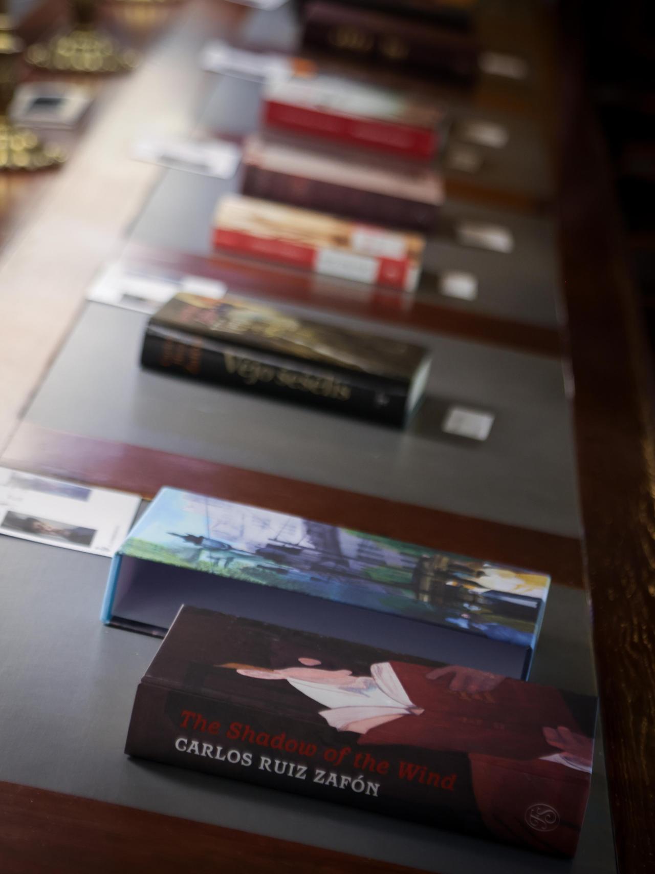 Varias ediciones internacionales de 'La sombra del viento'. Foto: Javier Ocaña