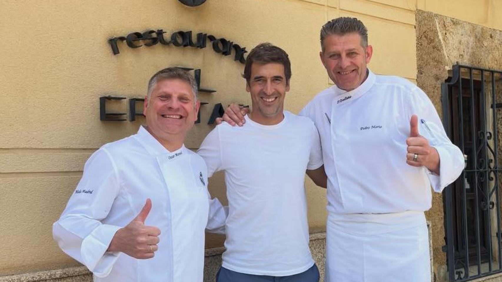 Los hermanos Pedro Mario y Óscar Pérez posan junto a Raúl González Blanco