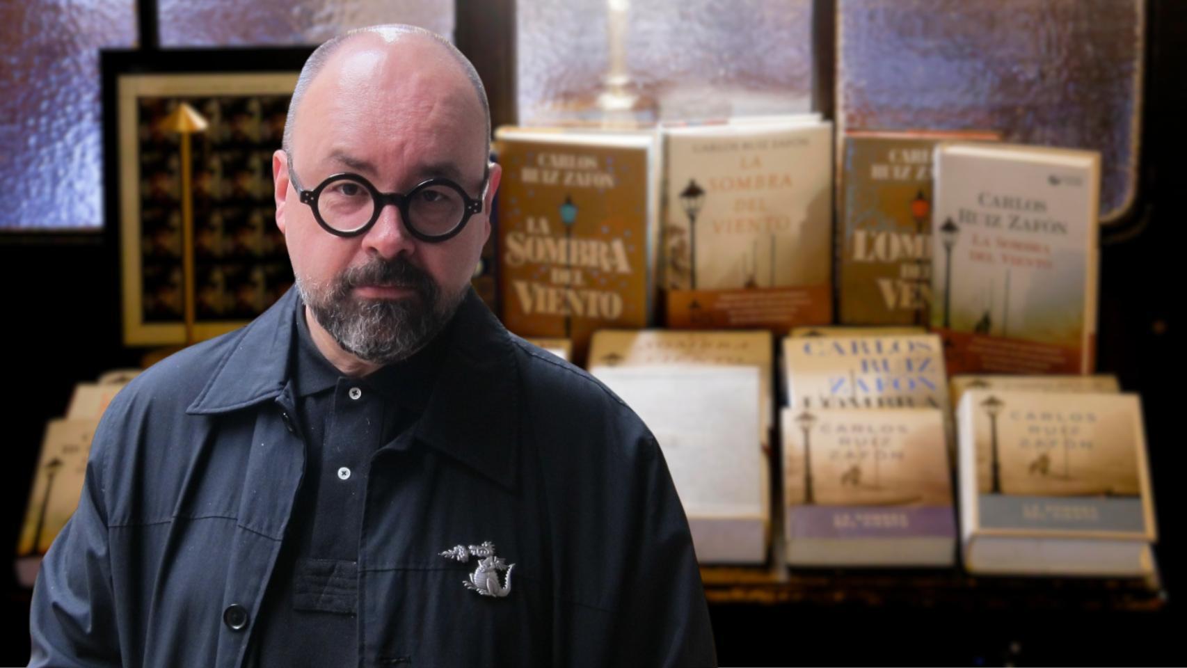 Carlos Ruiz Zafón en una foto de archivo (Europa Press). Al fondo, varios ejemplares de 'La sombra del viento' (EFE/Quique García).