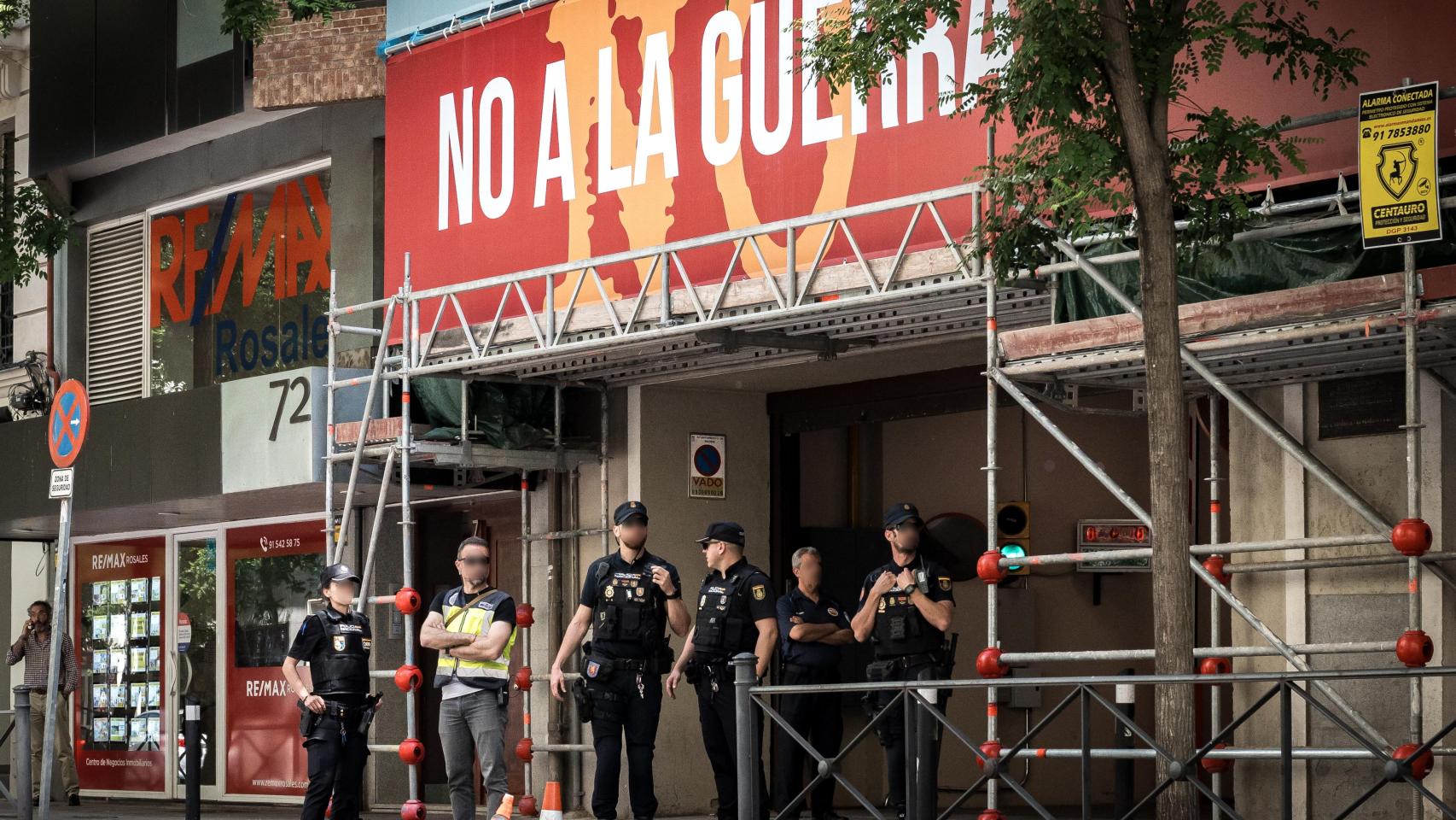Agentes de Policía este miércoles en la puerta de Ferraz.