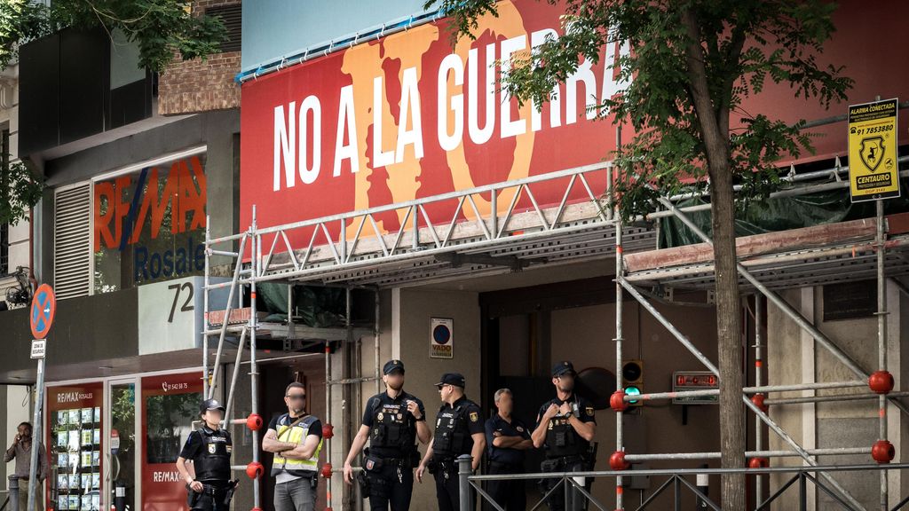 Agentes de Policía este miércoles en la puerta de Ferraz.
