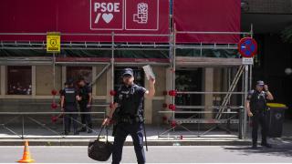 Miembros de la policía, frente a la sede del PSOE en la calle Ferraz.