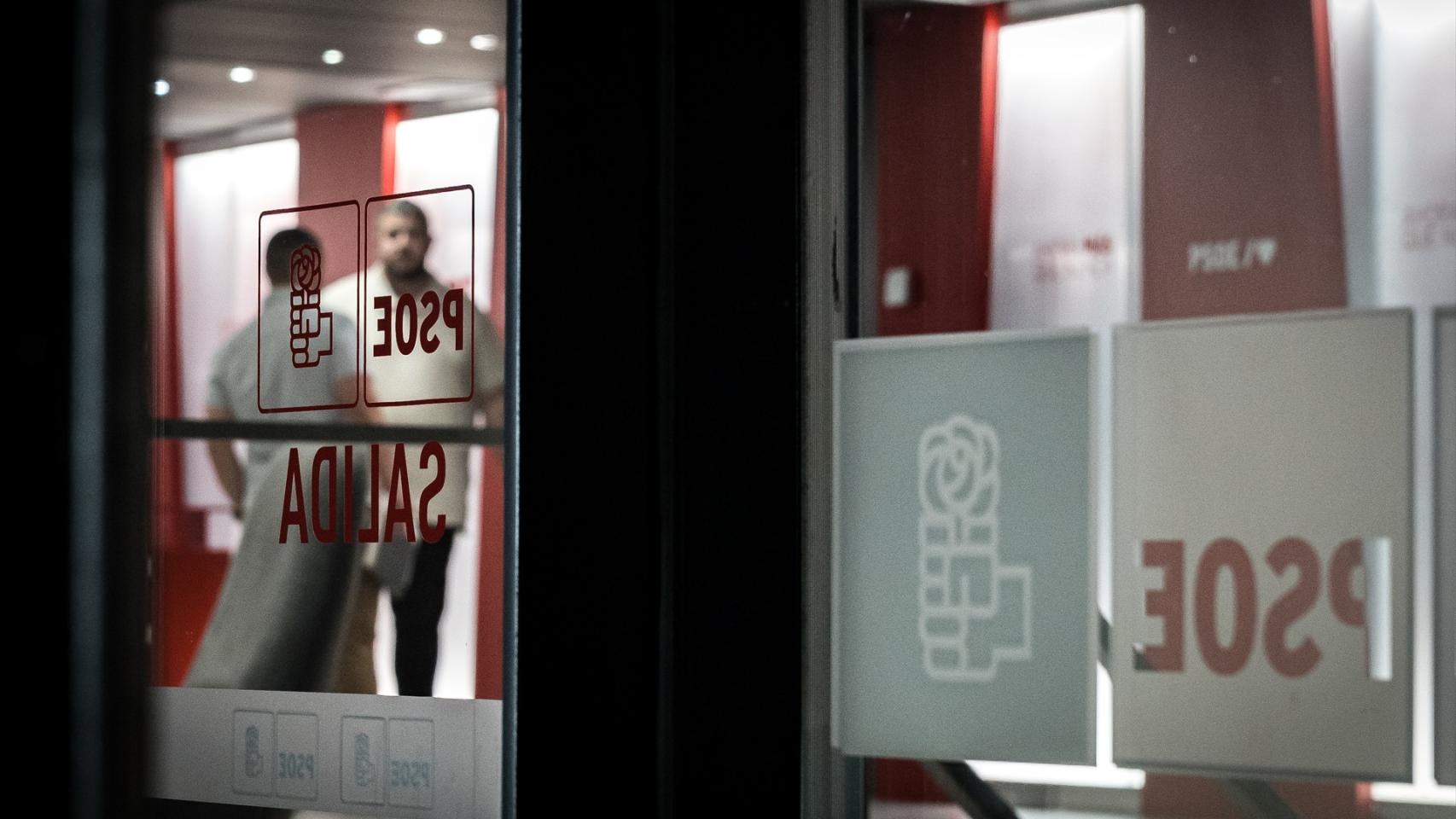 Agentes de la UCO en el interior de la sede del PSOE, este miércoles, en Madrid.
