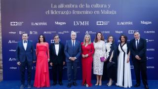 Pedro J. Ramírez, presidente de EL ESPAÑOL; Cruz Sánchez de Lara, vicepresidenta ejecutiva de EL ESPAÑOL y editora de Magas y Lifestyle; Juan Pedro Abeniacar, CEO LOEWE Perfumes y LVMH Beauty Iberia; Francisco de la Torre, alcalde de Málaga; Carolina España, consejera de Economía, Hacienda, Fondos Europeos y Diálogo Social de la Junta de Andalucía; Antonia Ledesma, vicepresidenta de la Diputación de Málaga; Margarita del Cid, alcaldesa de Torremolinos; Carmen Salamero, Global HRD LOEWE Perfumes, HRD LVMH Beauty & Moet Hennessy Iberia, HR Lead LVMH Iberia; y el periodista Pedro Luis Gomez