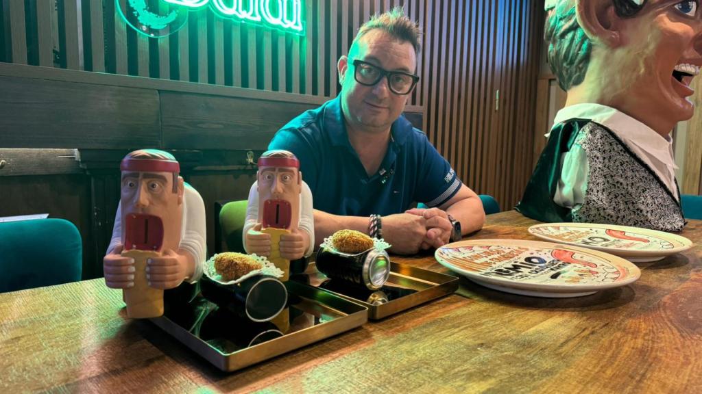 Ángel Marco, propietario del Dalai, junto a la mejor croqueta de Zaragoza 2026.