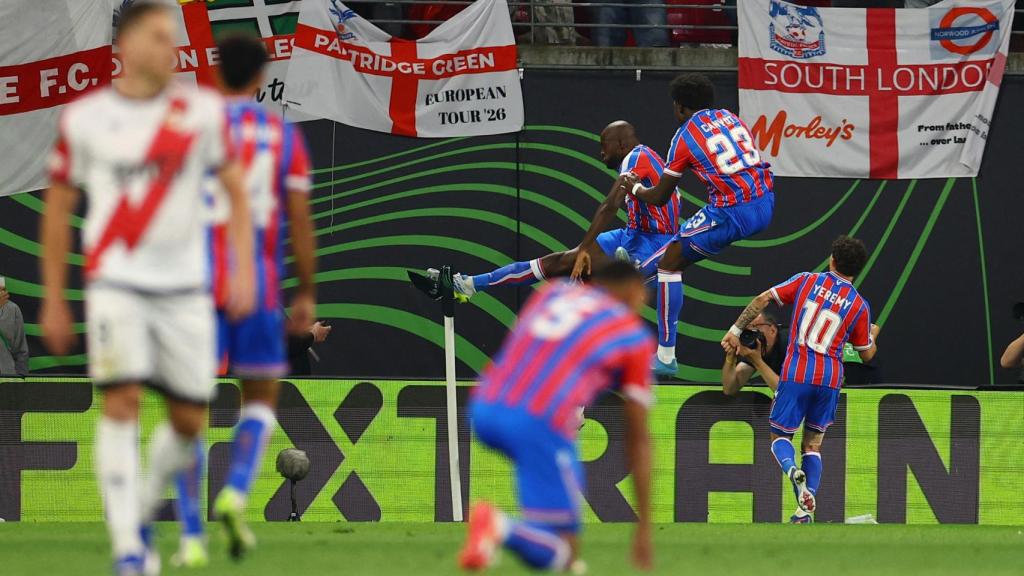 Los jugadores del Crystal Palace celebran el gol ante el Rayo Vallecano en la final de la Conference League.