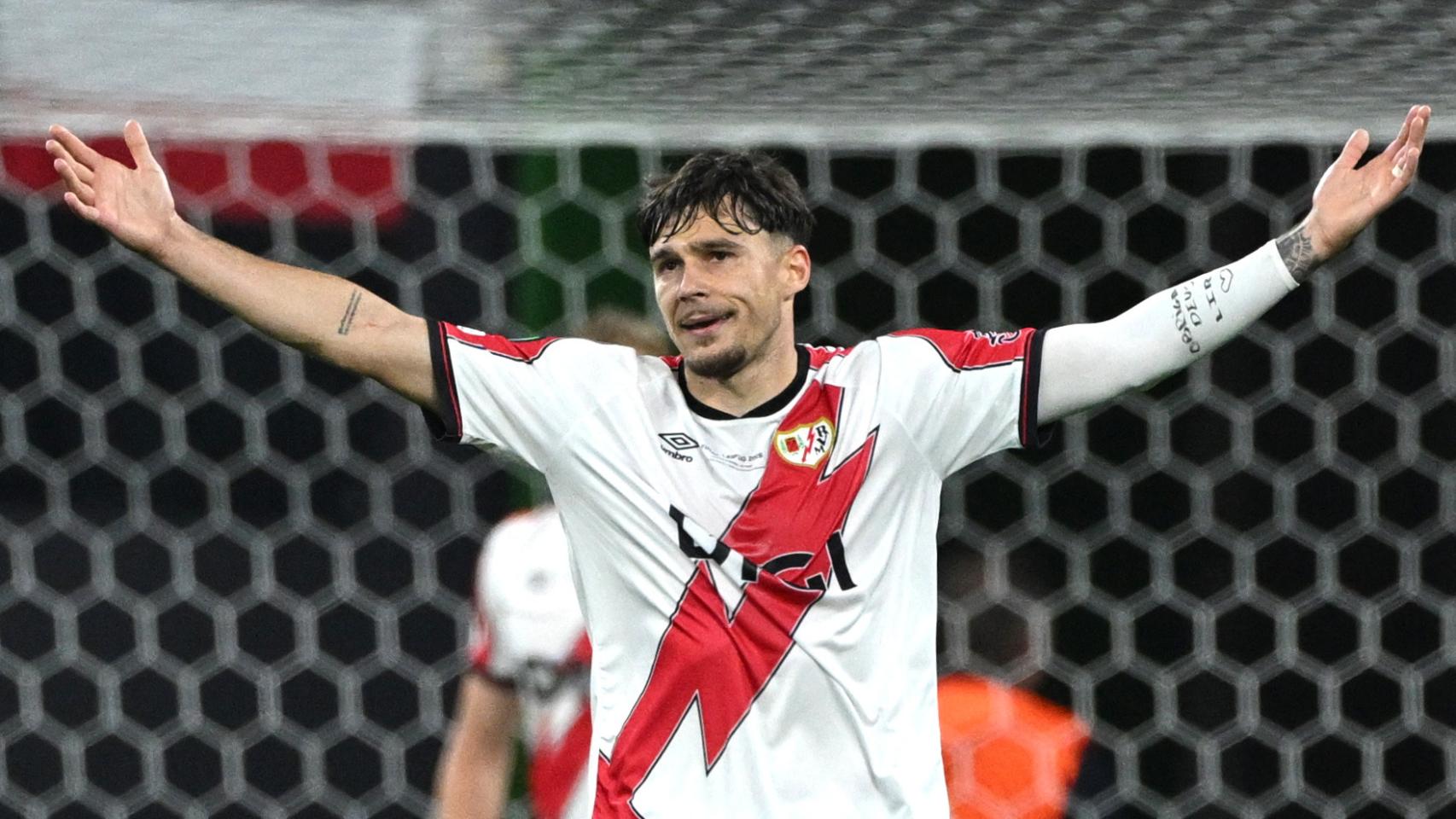 Ratiu se queja de una decisión arbitral durante el partido.