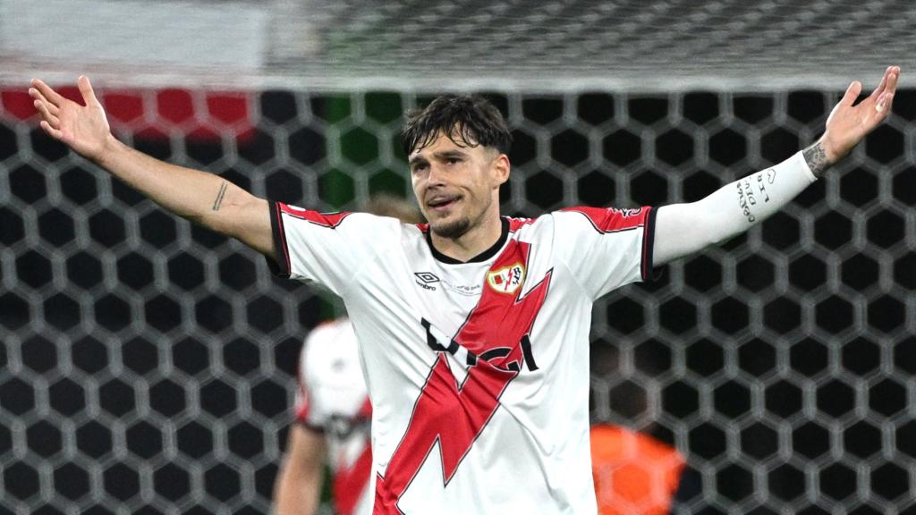 Ratiu se queja de una decisión arbitral durante el partido.