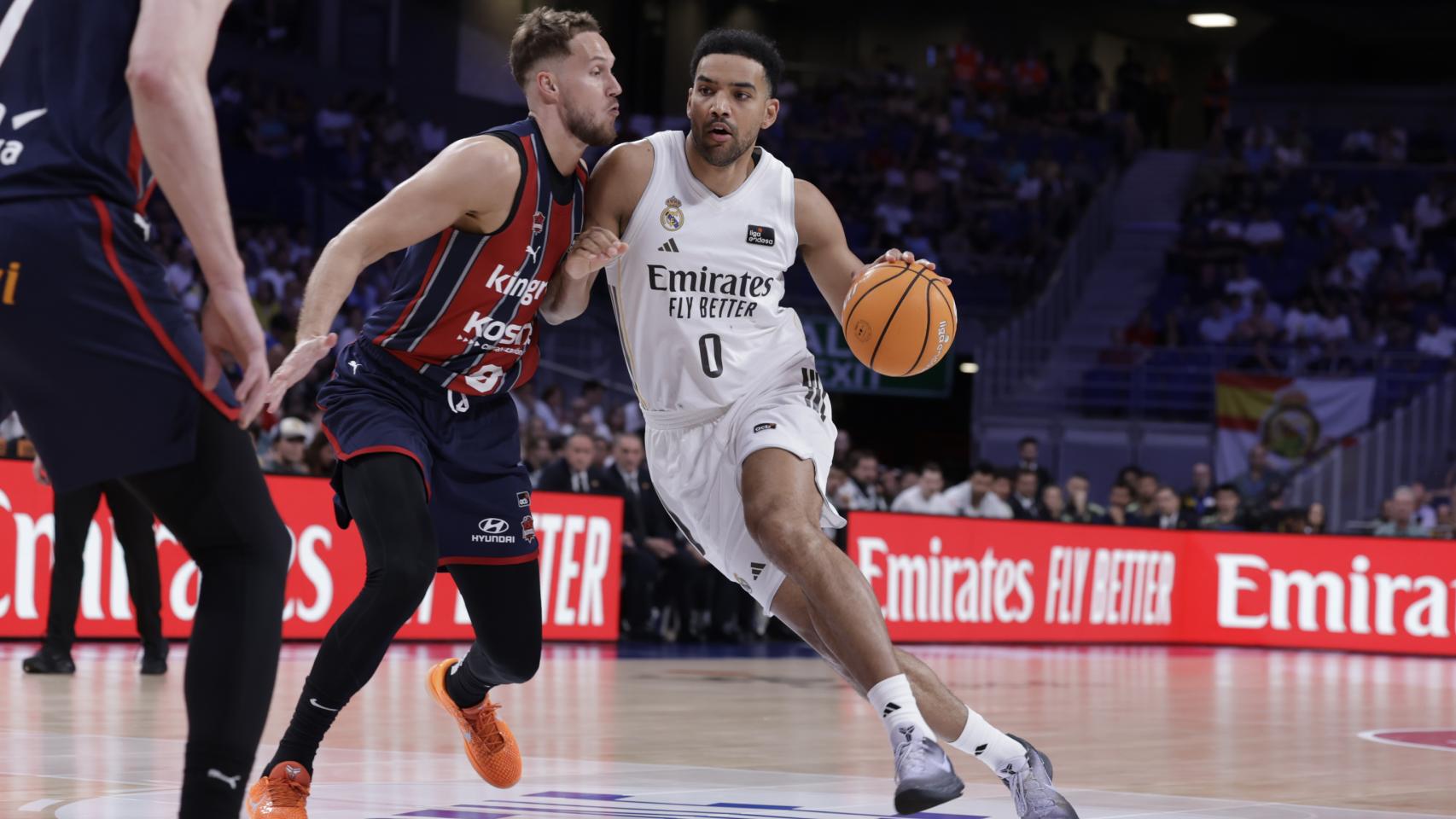 Trey Lyles conduce el balón presionado por Sedekerskis.