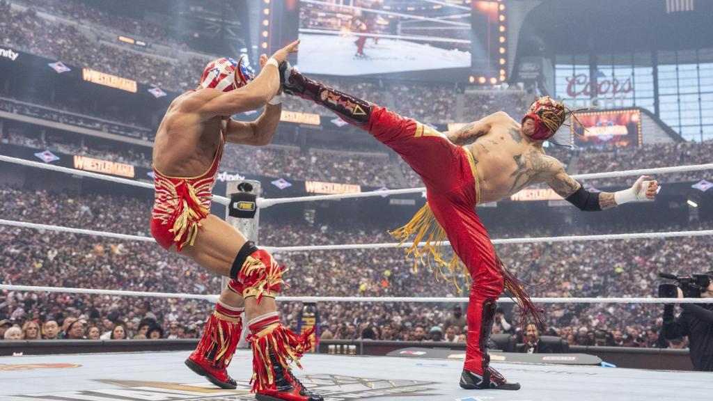 Rey Fénix, durante un combate de la WWE.