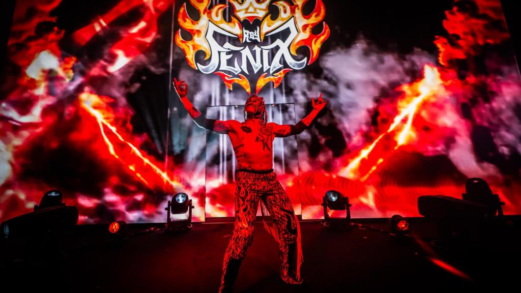 Rey Fénix, antes de subir al ring durante un show de WWE.
