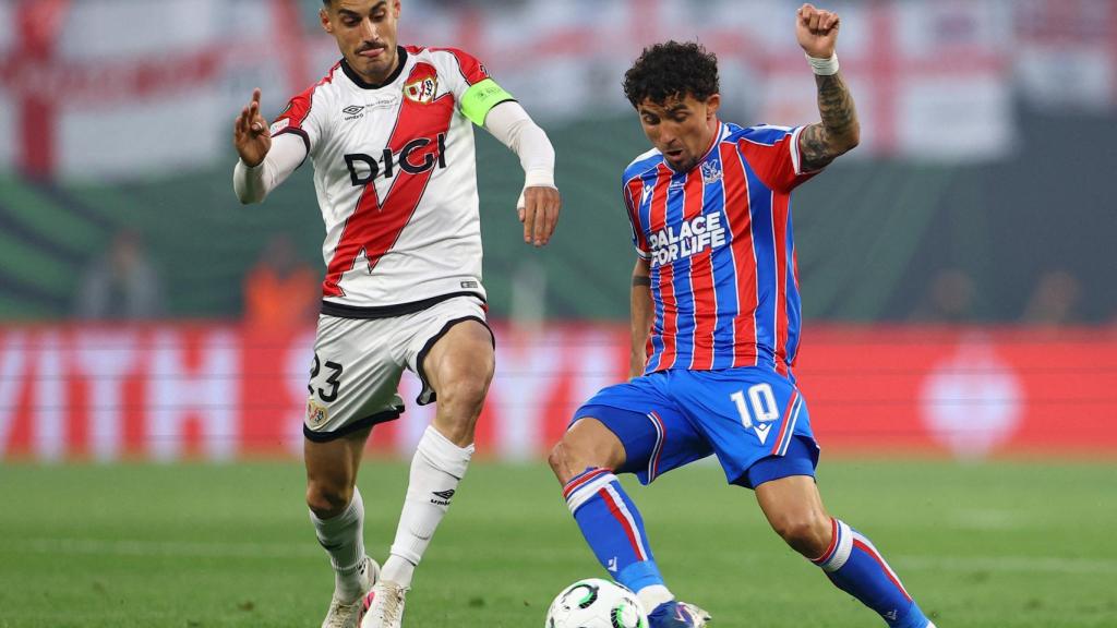Yeremy Pino y Óscar Valentín, peleando por un balón.