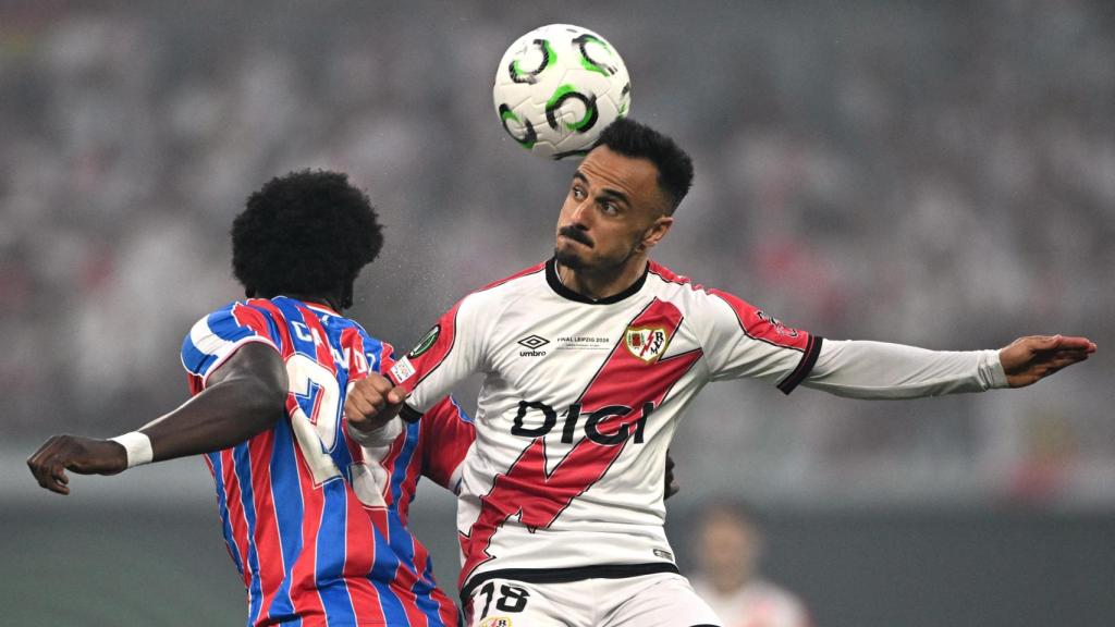 Álvaro García salta a por un balón aéreo.