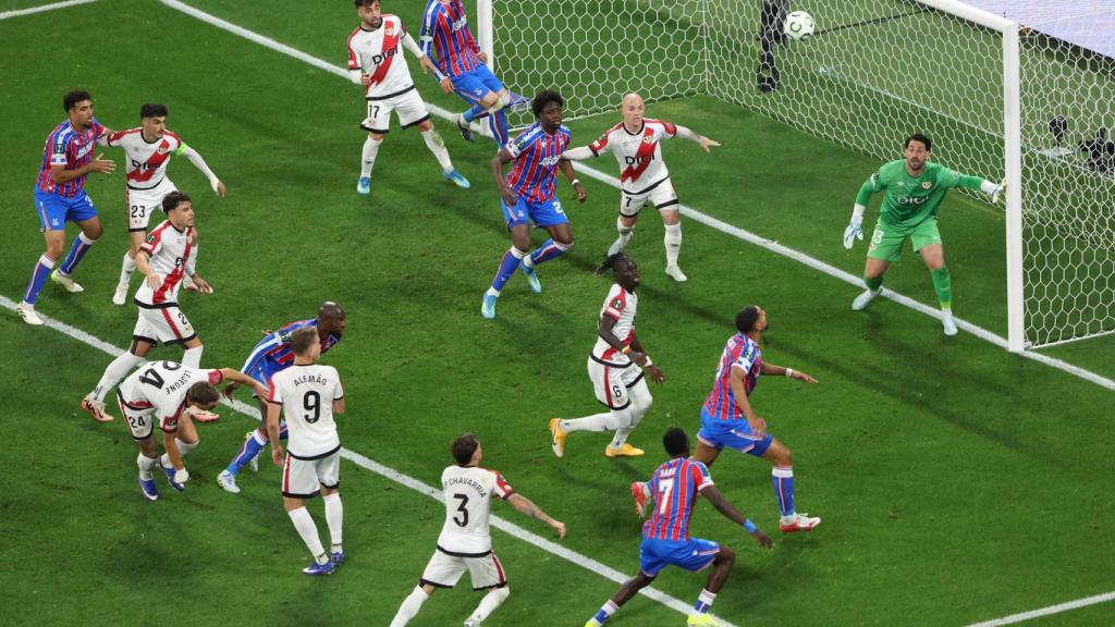 Un lance del juego de la final entre el Rayo Vallecano y el Crystal Palace.