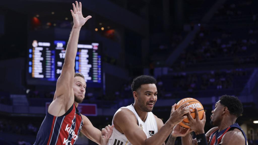 Trey Lyles intenta poner el balón delante de dos jugadores del Baskonia.