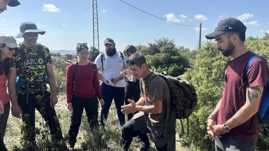 Un grupo de asistentes atendiendo a las explicaciones de Kike Gallardo en uno de sus talleres con Herbario Comestible.