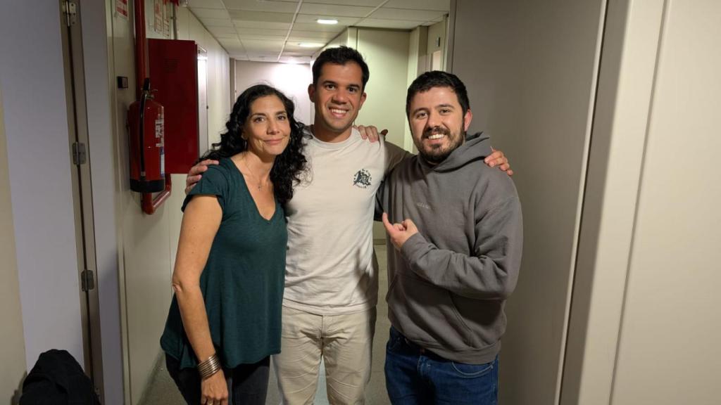 Nacho Mangut, en el centro, junto a sus compañeros Susana García y Orestes Barbero.