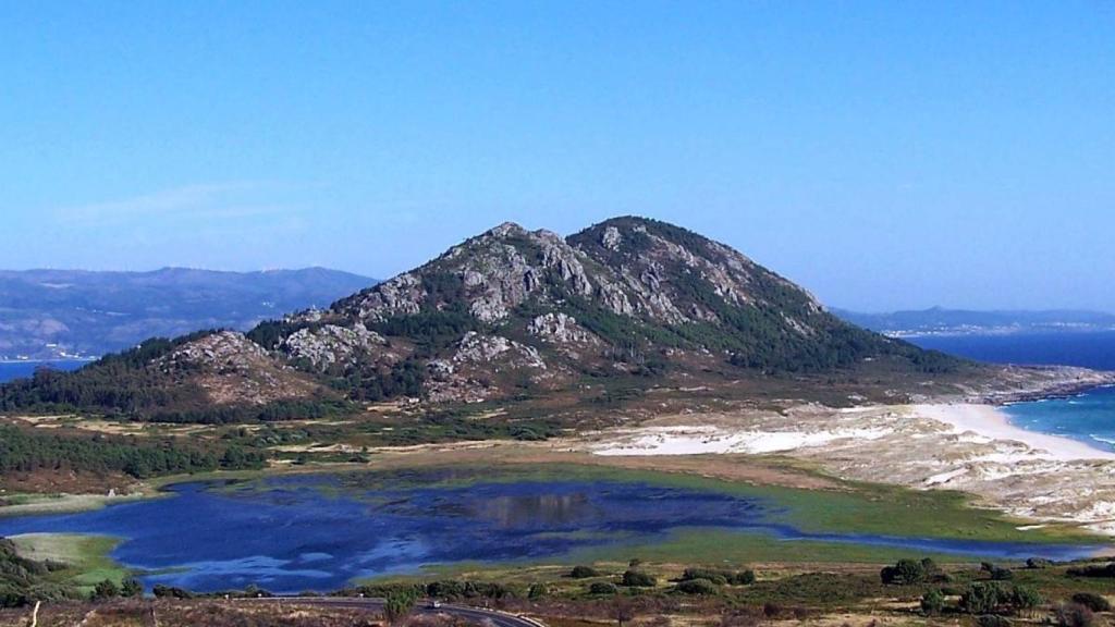 Monte Louro y laguna de As Xarfas.