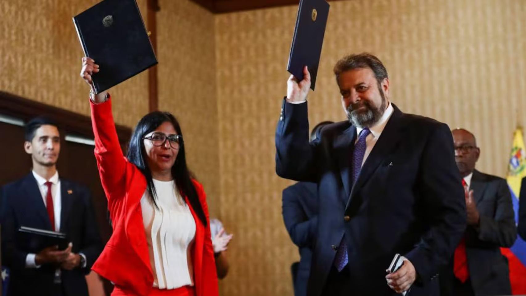La entonces vicepresidenta Delcy Rodríguez y el hoy embajador Timoteo Zambrano, firman un acuerdo en Caracas, en 2019.
