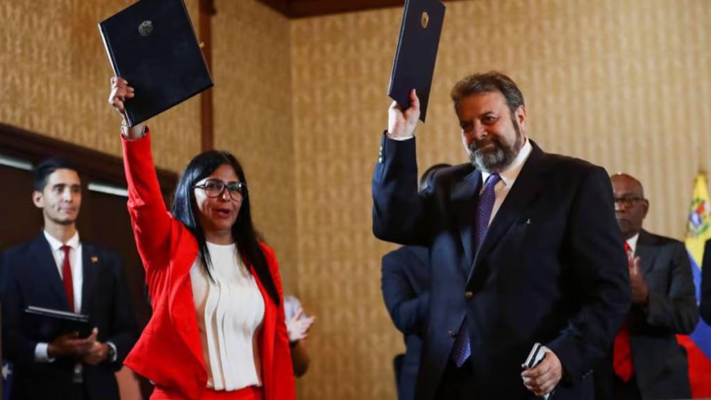 La entonces vicepresidenta Delcy Rodríguez y el hoy embajador Timoteo Zambrano, firman un acuerdo en Caracas, en 2019.