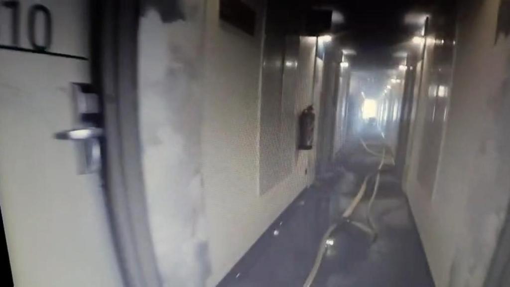 Vídeo de los bomberos de Málaga desde el interior del devastador incendio del Ibis Centro.