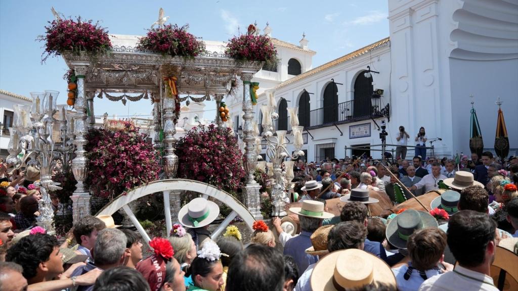 La hermandad Rocío de Triana llegando a la Aldea almonteña para presentarse ante las puertas de la Ermita del Rocío.