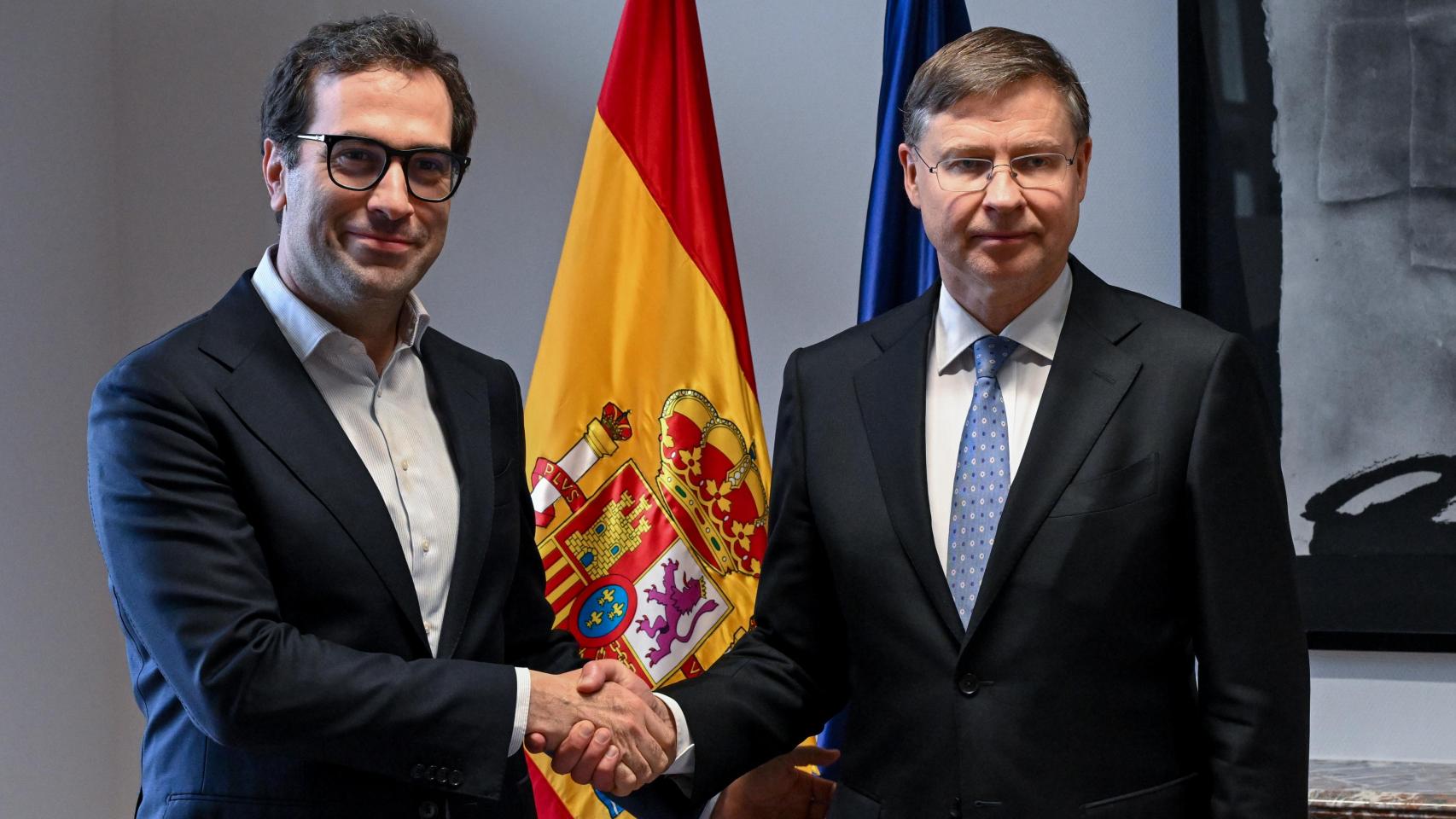 El vicepresidente primero y ministro de Economía, Carlos Cuerpo, durante su última reunión en mayo con el comisario de Economía, Valdis Dombrovskis