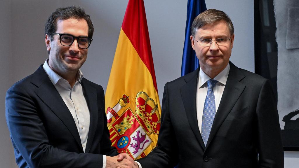 El vicepresidente primero y ministro de Economía, Carlos Cuerpo, durante su última reunión en mayo con el comisario de Economía, Valdis Dombrovskis