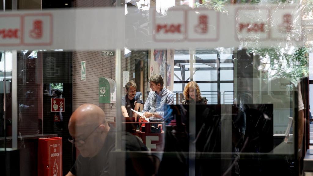 Agentes de la UCO este miércoles en la sede central del PSOE en la calle Ferraz de Madrid.