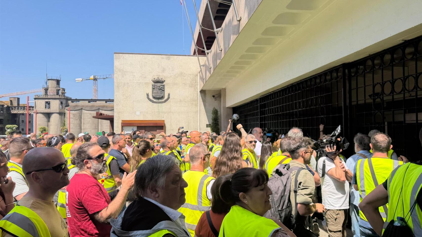 Protesta de los trabajadores de FCC a las puertas del Concello.