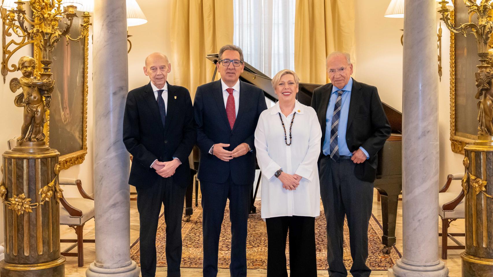 El presidente del Ateneo, el presidente de la Fundación Cajasol, la rectora de la US y el expolítico Alfonso Guerra, tras la firma del convenio de colaboración en torno al centenario de la Generación del 27.