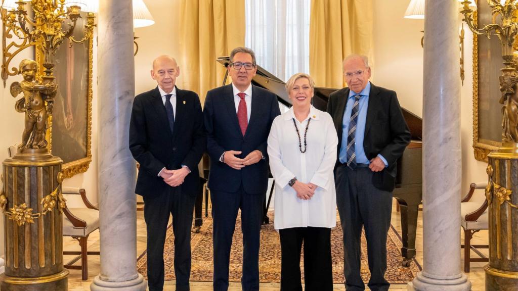El presidente del Ateneo, el presidente de la Fundación Cajasol, la rectora de la US y el expolítico Alfonso Guerra, tras la firma del convenio de colaboración en torno al centenario de la Generación del 27.