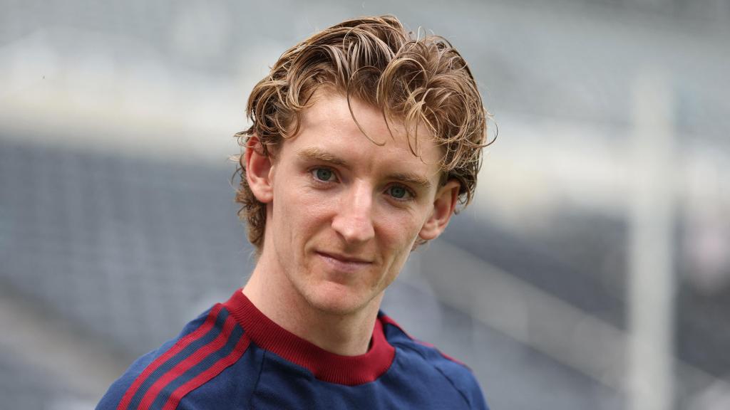 Anthony Gordon, antes de un partido con el Newcastle.