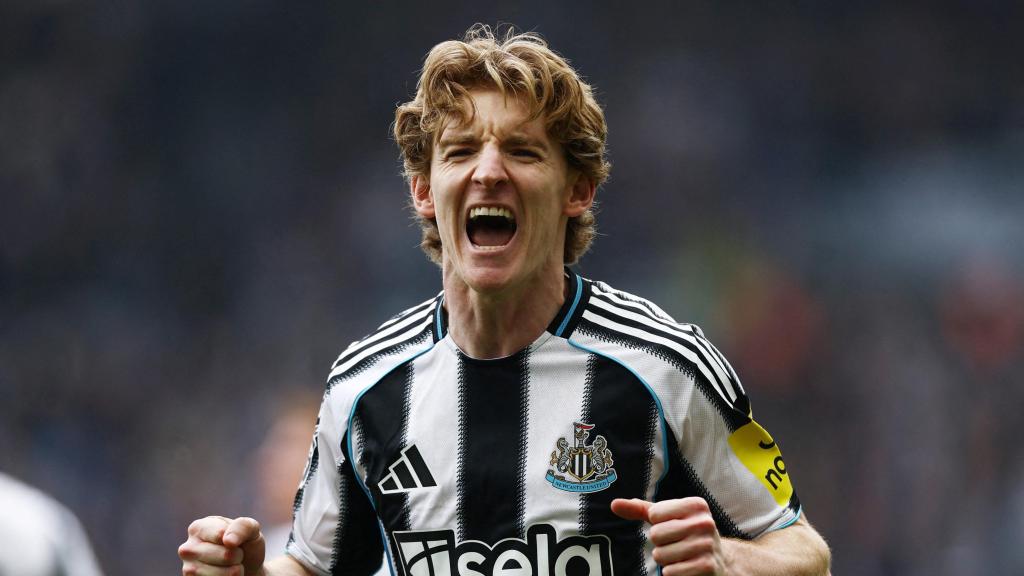 Anthony Gordon celebrando un gol con el Newcastle.
