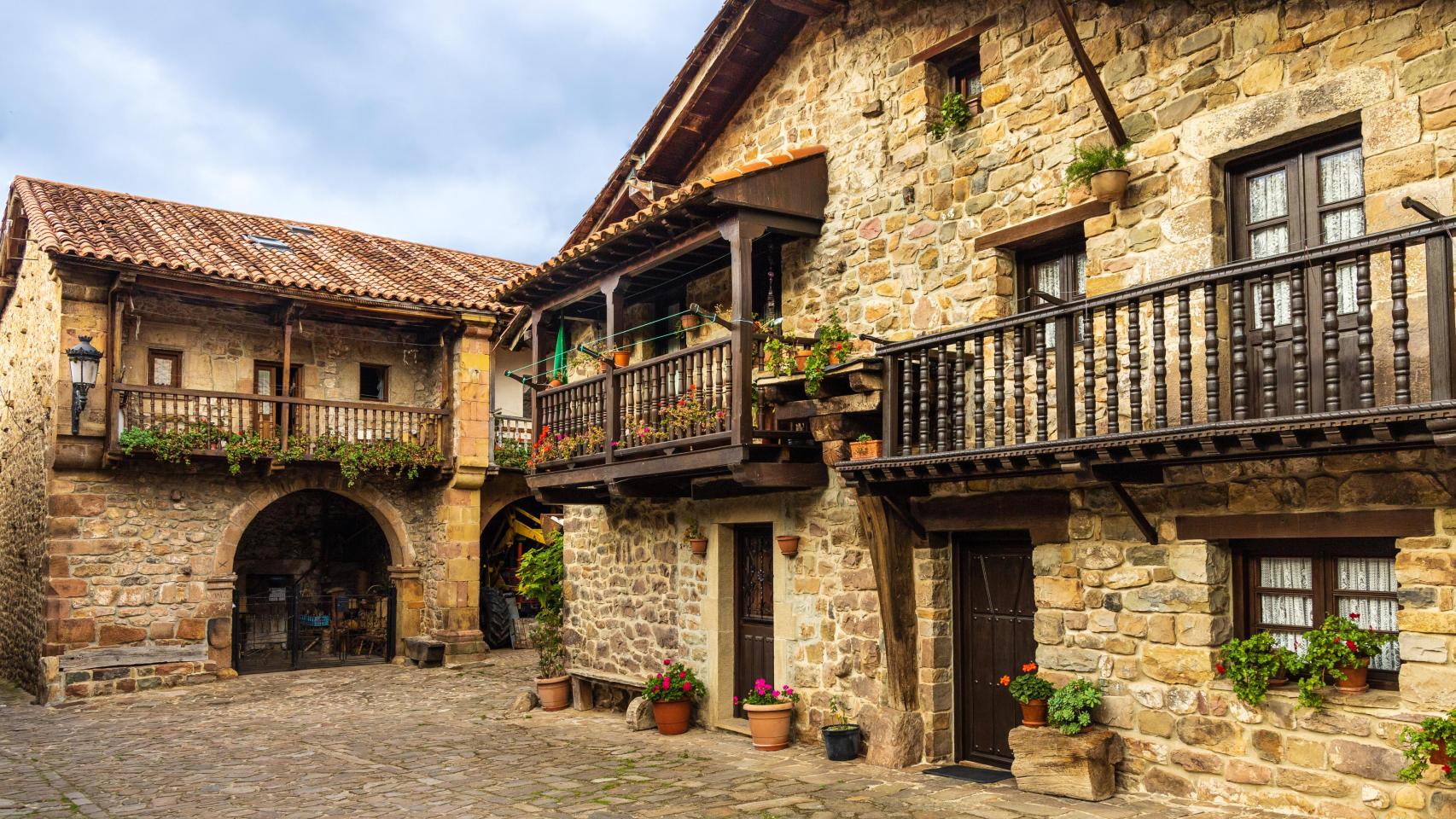 Calle con antiguas casas rurales de montaña. Bárcena Mayor, Cantabria.